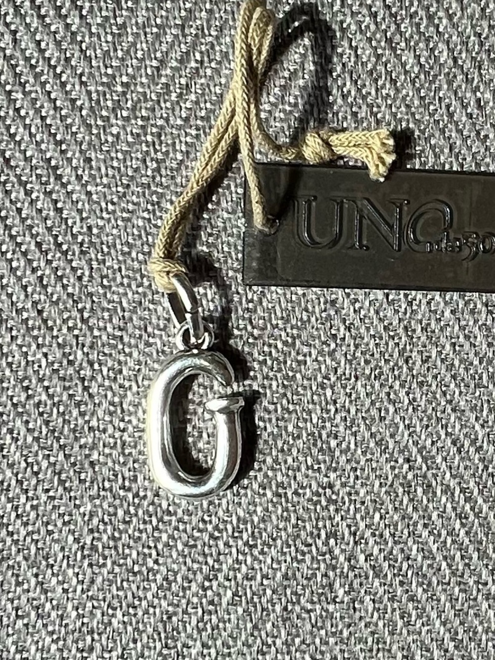 'G' Silver-tone Charm by UNO de 50 - Picture 2 of 4
